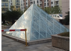 义乌国际村玻璃四角锥造型一