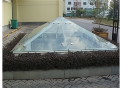 义乌国际村玻璃四角锥造型二
